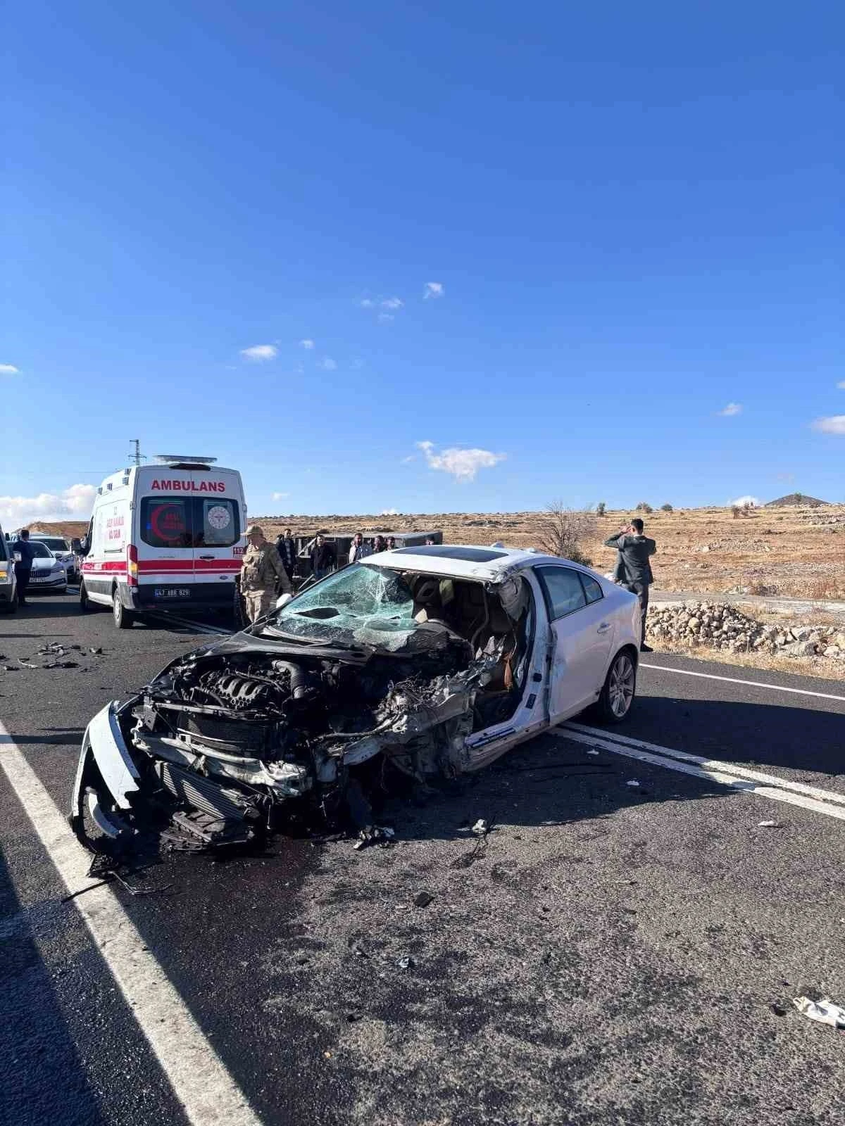 Mardin’de otomobil ile açık kasa kamyonet çarpıştı: 2 yaralı
