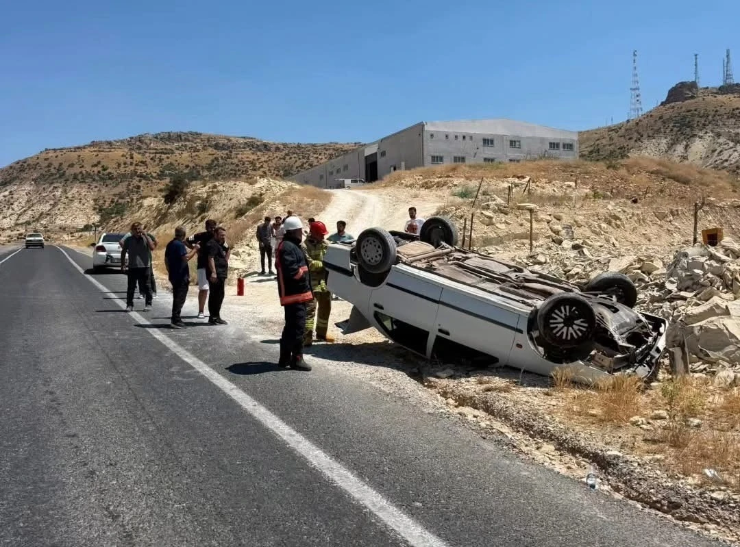 Mardin&rsquo;de otomobil takla attı: 2 yaralı
