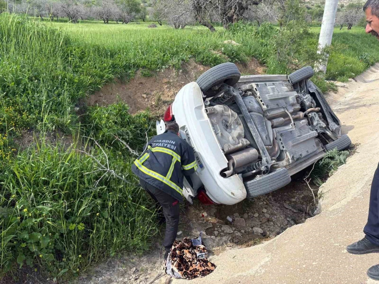 Mardin&rsquo;de otomobil yol kenarına devrildi: 5 kişi yaralandı
