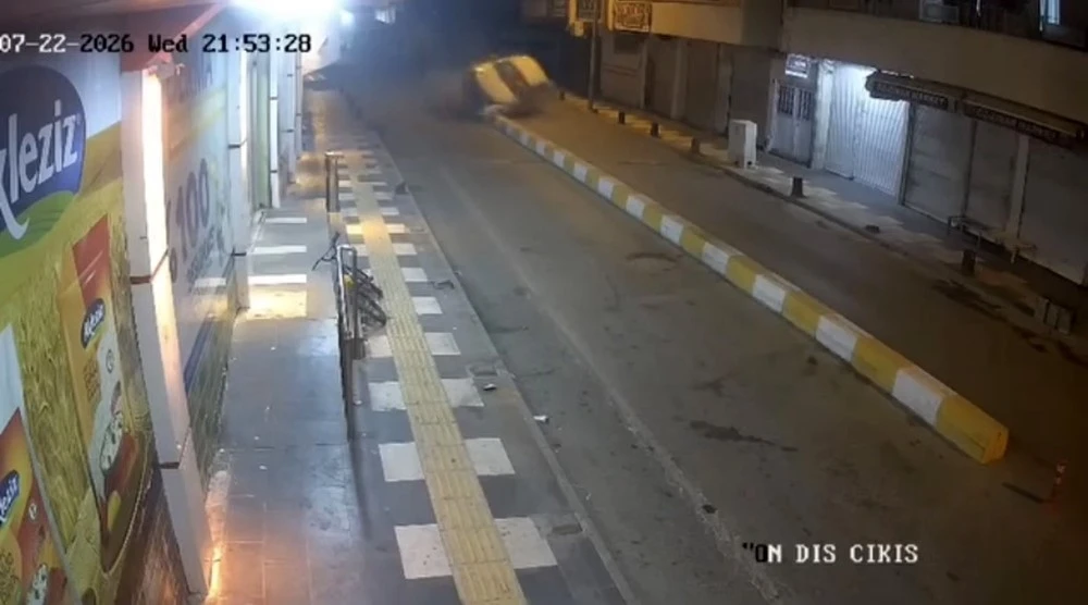Mardin&rsquo;de otomobilin takla attığı kaza g&uuml;venlik kameralarına yansıdı
