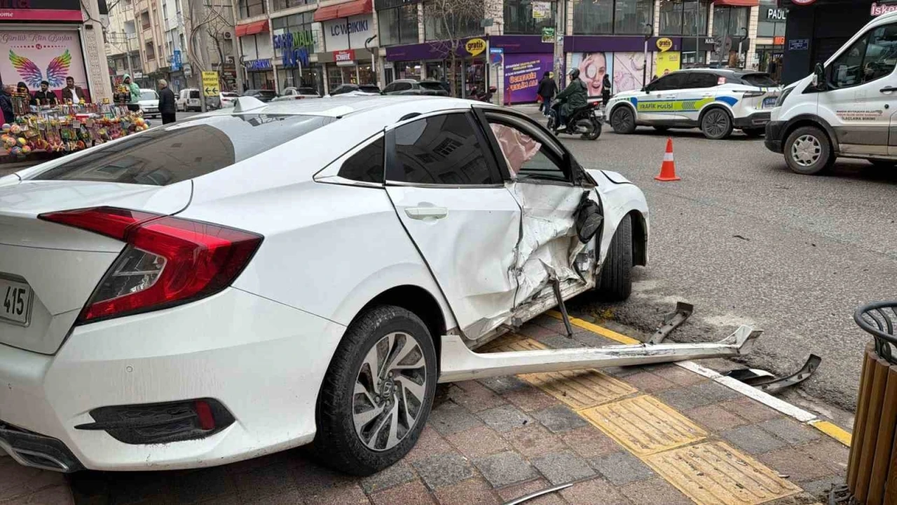 Mardin&rsquo;de otomobiller &ccedil;arpıştı: 2 yaralı
