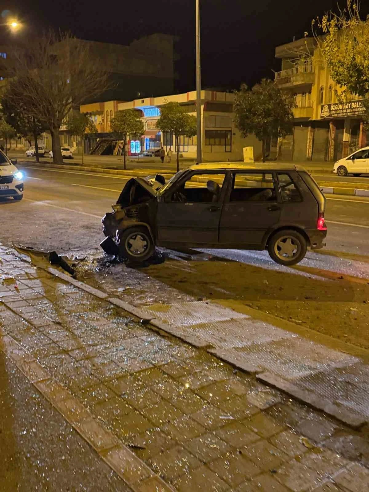 Mardin&rsquo;de park halindeki araca &ccedil;arpan otomobil s&uuml;r&uuml;c&uuml;s&uuml; yaralandı
