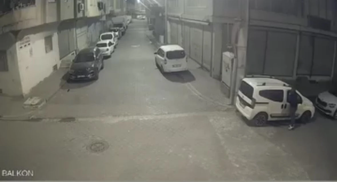 Mardin’de park halindeki otomobilden hırsızlık güvenlik kamerasına yansıdı