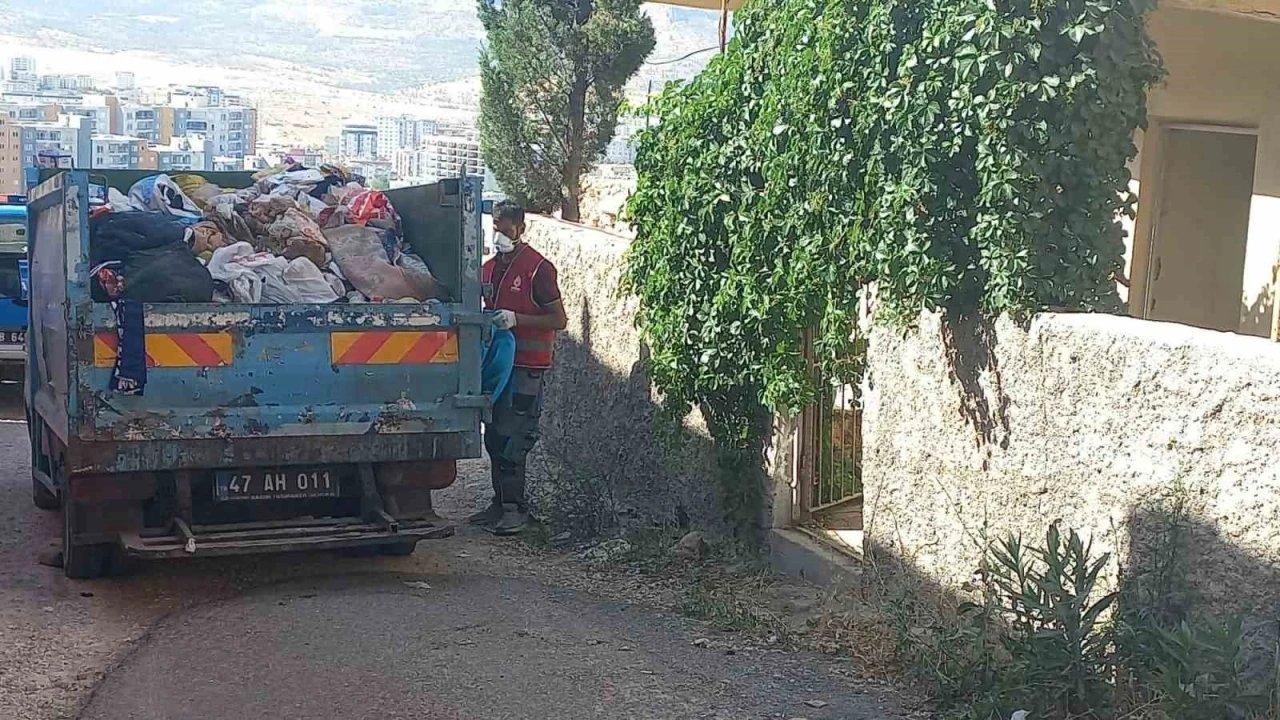 Mardin’de &quot;çöp ev&quot; belediye ekiplerince temizlendi
