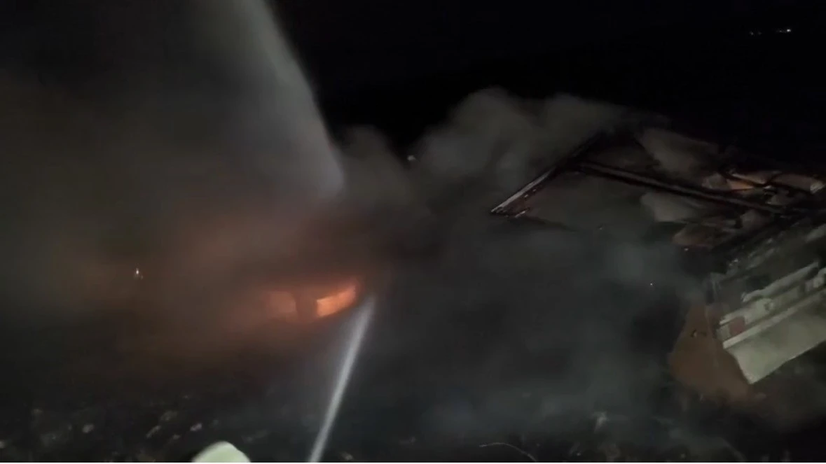 Mardin&rsquo;de şarampole devrilen tırda &ccedil;ıkan yangın s&ouml;nd&uuml;r&uuml;ld&uuml;
