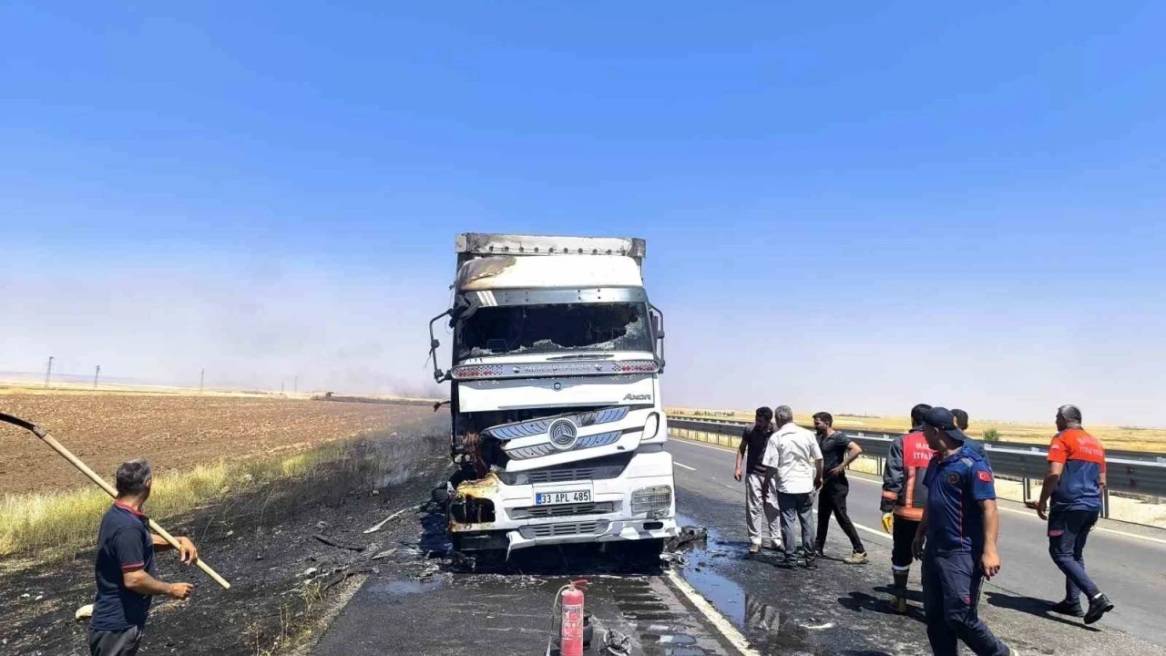 Mardin&rsquo;de seyir halindeki tırda &ccedil;ıkan yangın s&ouml;nd&uuml;r&uuml;ld&uuml;
