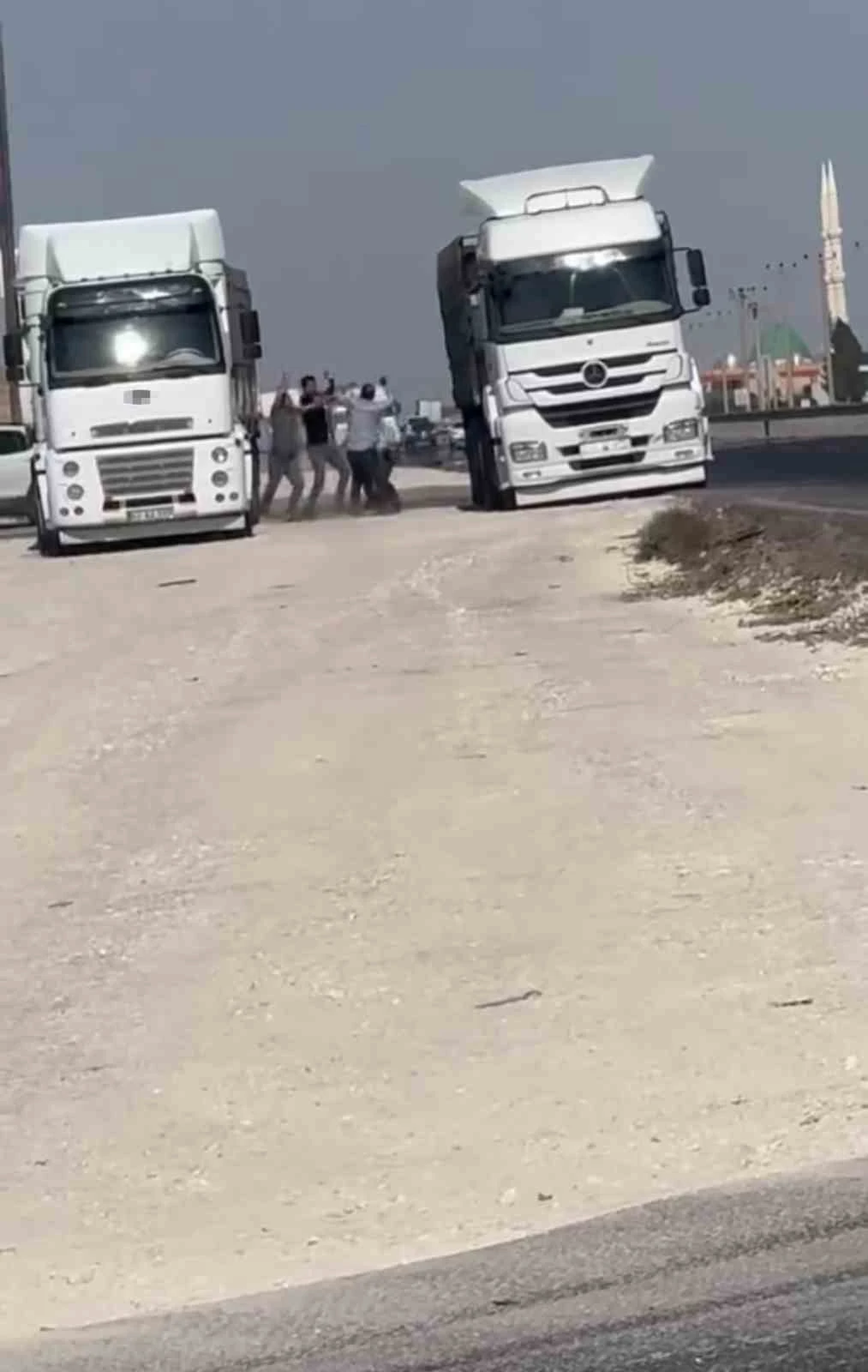 Mardin’de şoförlerin ayakkabılı tekmeli yol kavgası
