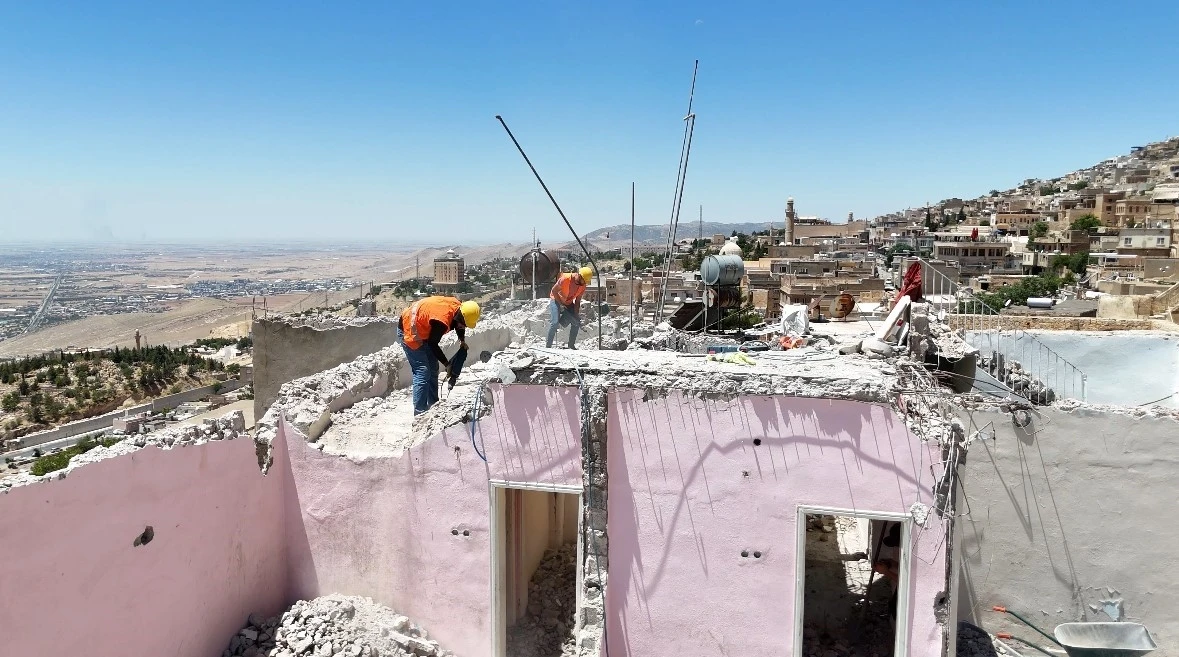 Mardin’de tarihi silueti bozan yapıların yıkımına devam ediliyor

