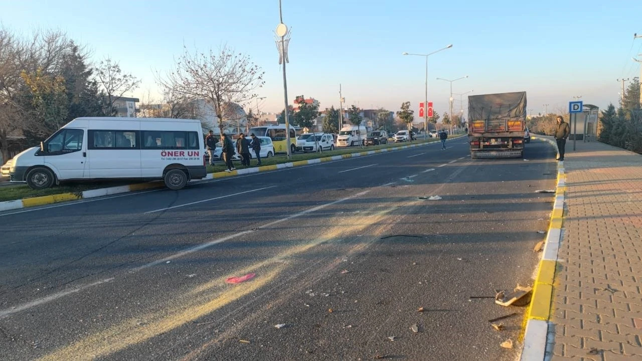 Mardin’de tır ile işçi servisi çarpıştı: 11 yaralı
