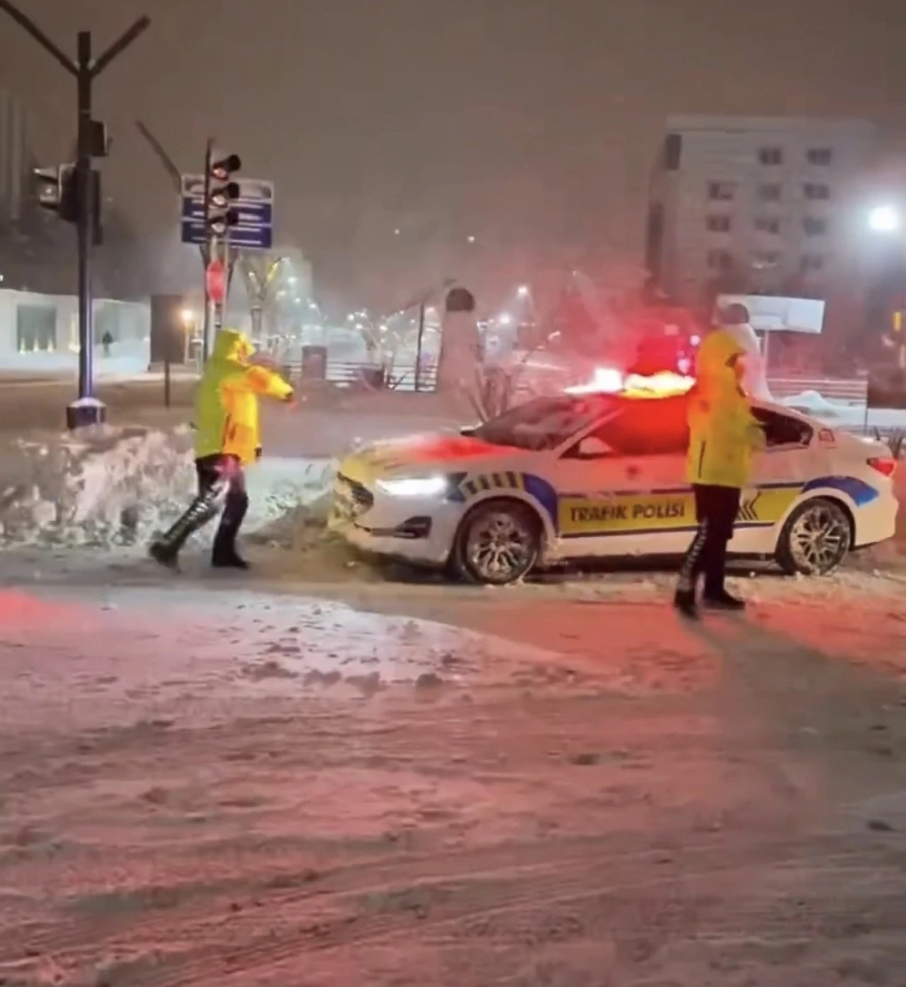 Mardin&rsquo;de y&uuml;rekleri ısıtan g&ouml;r&uuml;nt&uuml;ler: Polis ve &ccedil;ocukların kar topu savaşı kamerada
