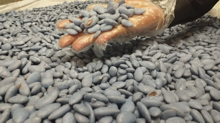 Mardin&rsquo;in badem şekeri tezgahlarda eksik edilmiyor
