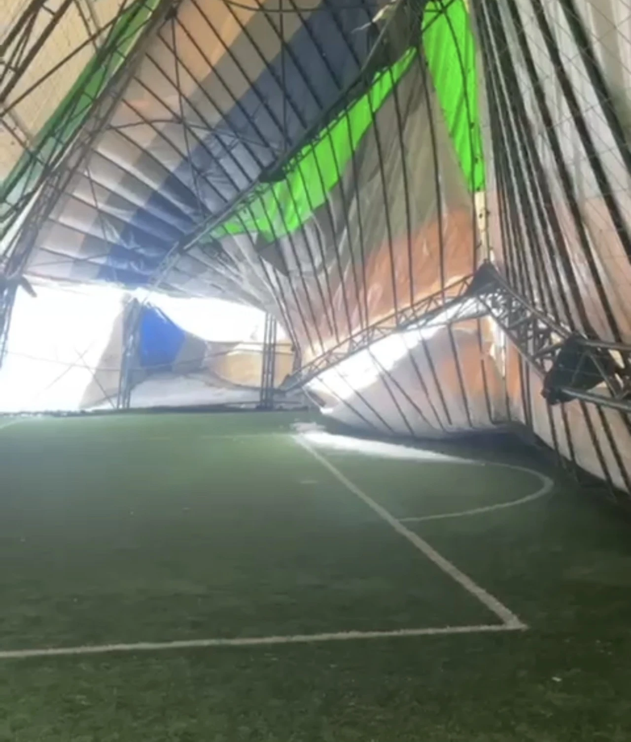 Mardin&rsquo;nde yoğun kar nedeniyle kapalı halı sahanın &ccedil;atısı &ccedil;&ouml;kt&uuml;
