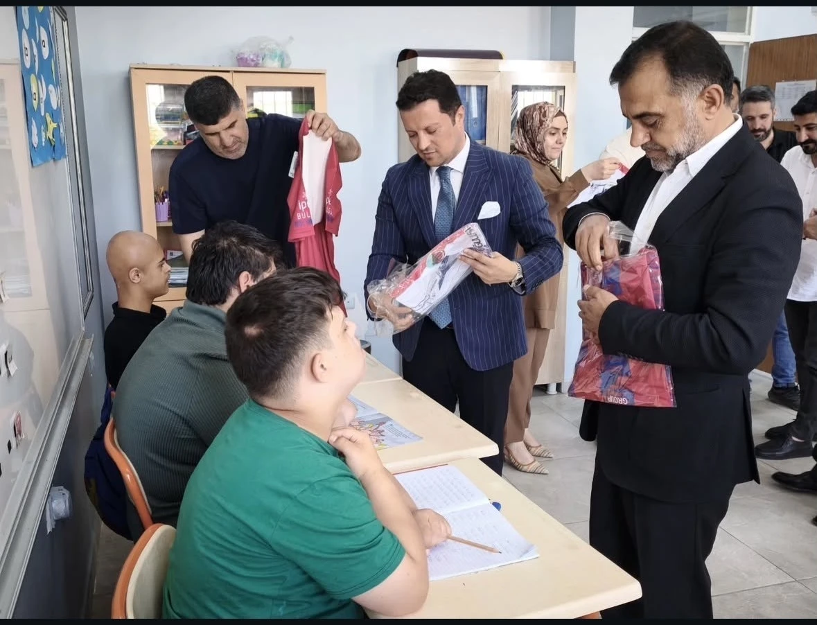 Mardin TSO Başkan adayı Duyan&rsquo;dan &ouml;zel eğitim &ouml;ğrencilerine forma hediyesi

