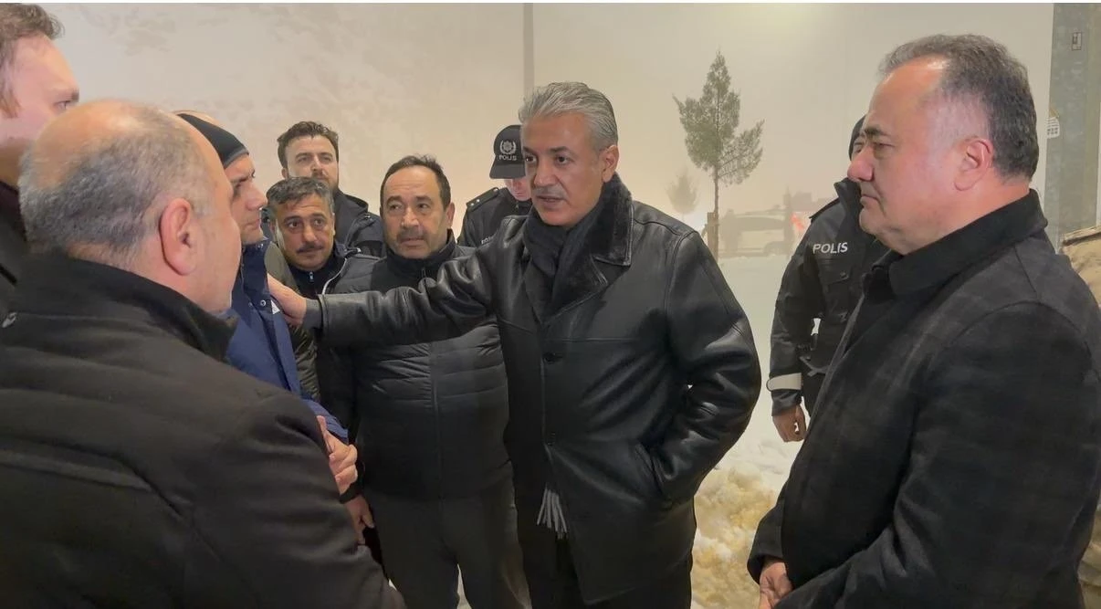 Mardin Valisi Akkoyun karla m&uuml;cadele &ccedil;alışmalarını inceledi
