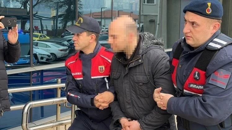 Market çalışanına &quot;Başımıza ne geldiyse kapalılar yüzünden geldi&quot; diyen öğretmene beraat kararı
