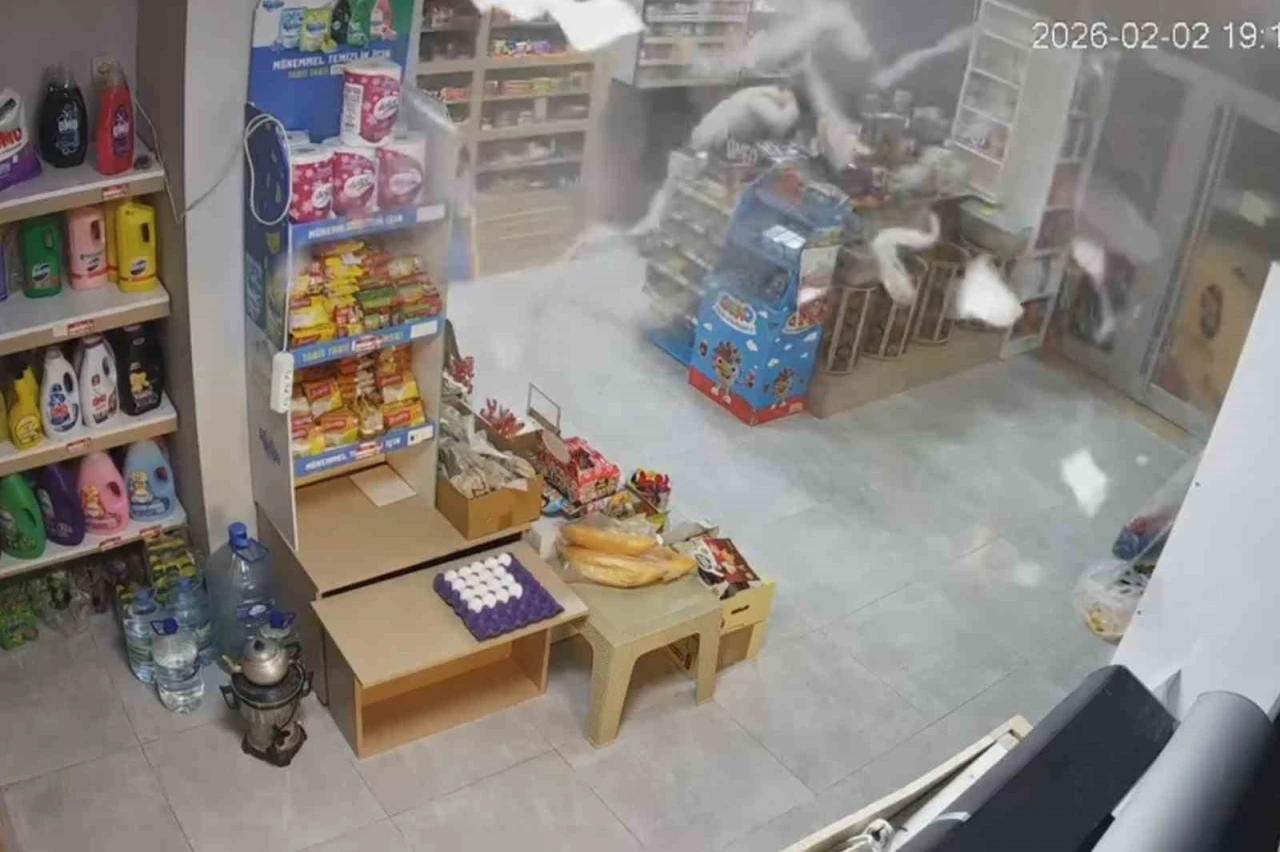 Market dolabı bomba gibi patladı: Korku dolu anlar g&uuml;venlik kamerasında
