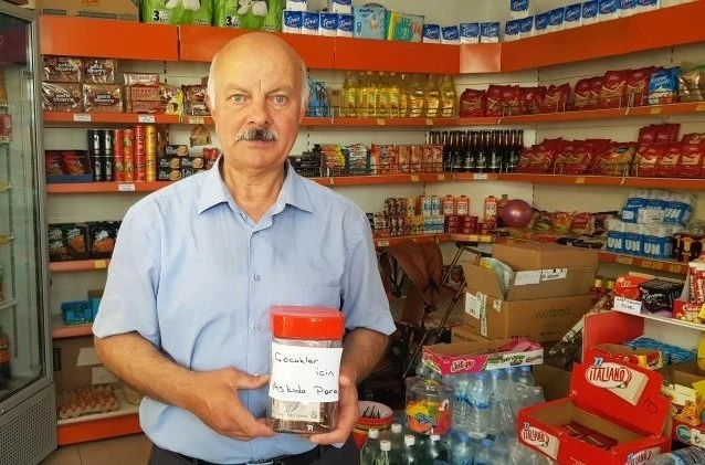 Market sahibi &quot;Askıda Para&quot; ile çocuklara destek oluyor

