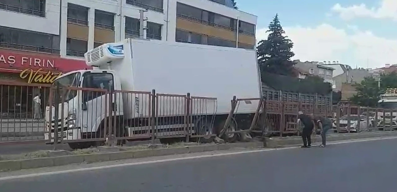 Markete giren s&uuml;r&uuml;c&uuml; el frenini &ccedil;ekmedi, faciadan d&ouml;n&uuml;ld&uuml;
