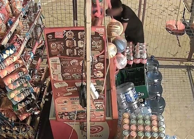 Marketin kapısını kırıp i&ccedil;eri giren &ccedil;ocuklar, marketi talan etti
