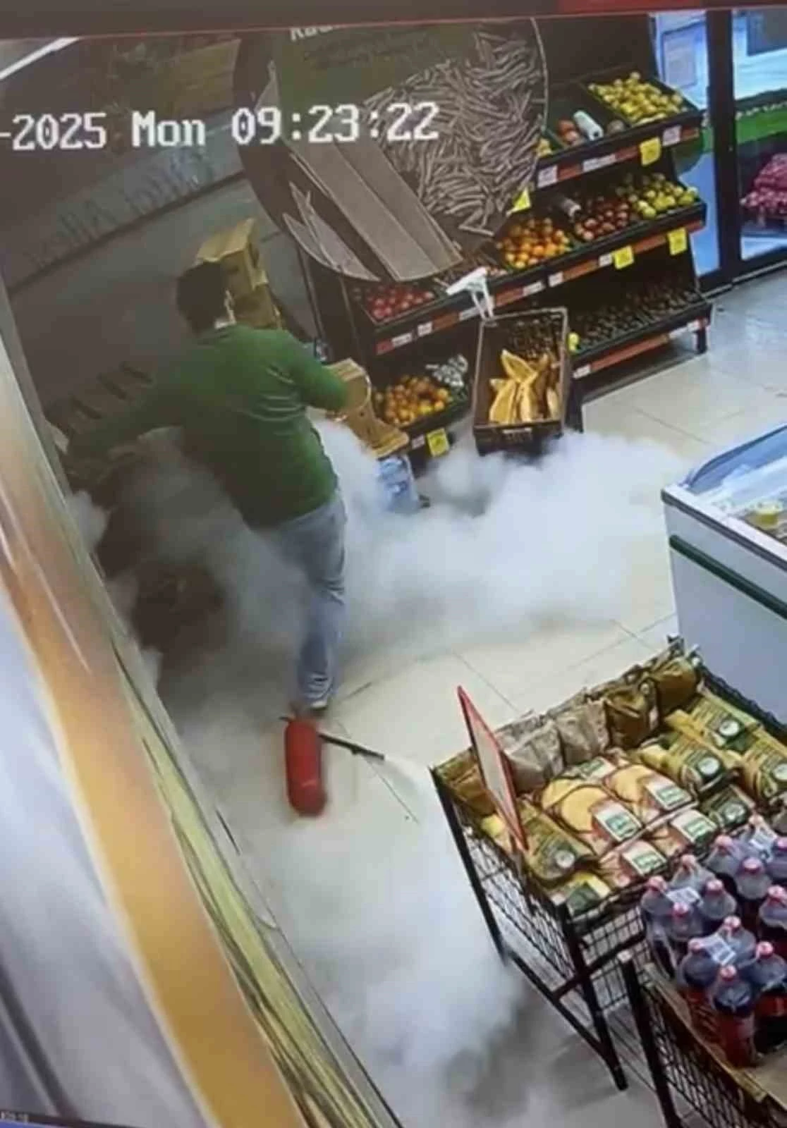 Markette ilgin&ccedil; anlar: Yangın t&uuml;p&uuml; yere d&uuml;şt&uuml;, &ccedil;alışan panikle ka&ccedil;tı
