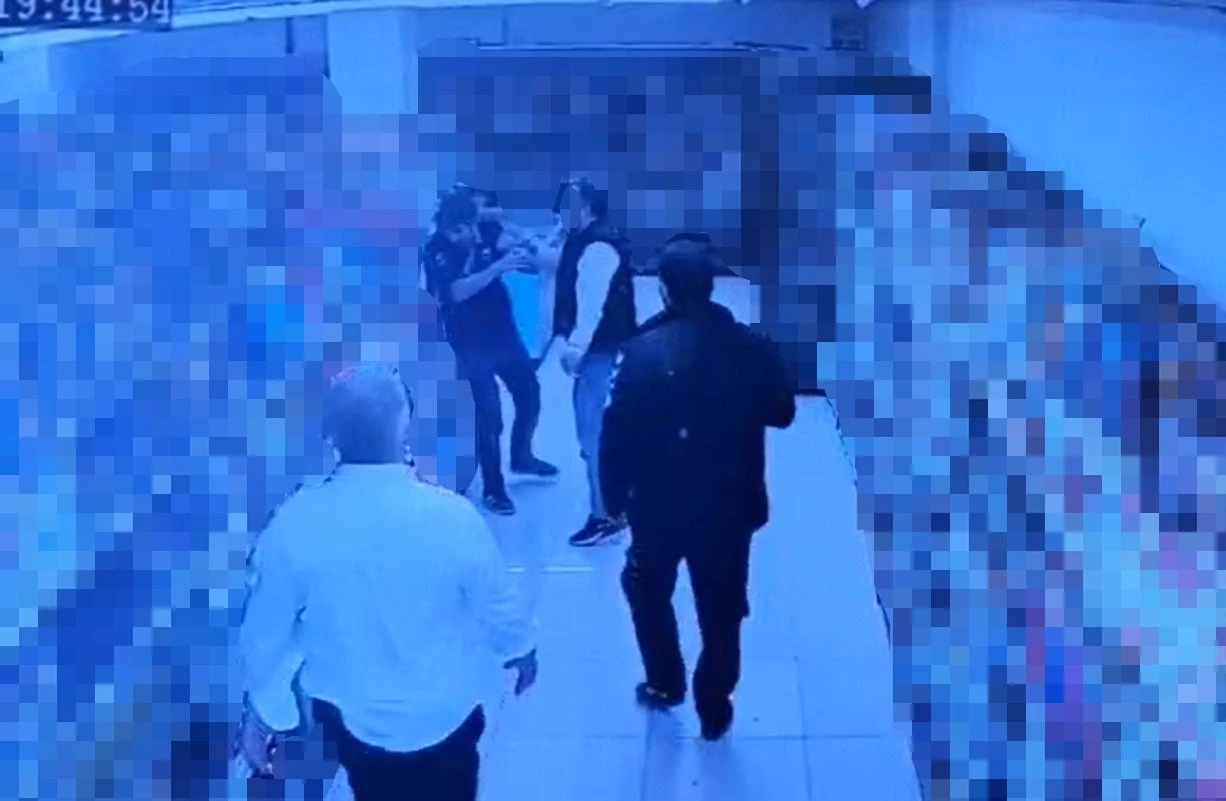 Markette &quot;şeker dökme&quot; diye uyarınca darbedildi: O anlar kamerada
