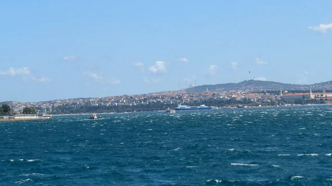 Marmara Denizi’nde etkili olan poyraz deniz ulaşımında aksamalara neden oldu
