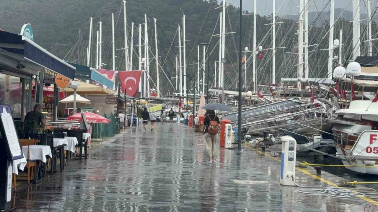 Marmaris baharı yağmurla uğurluyor
