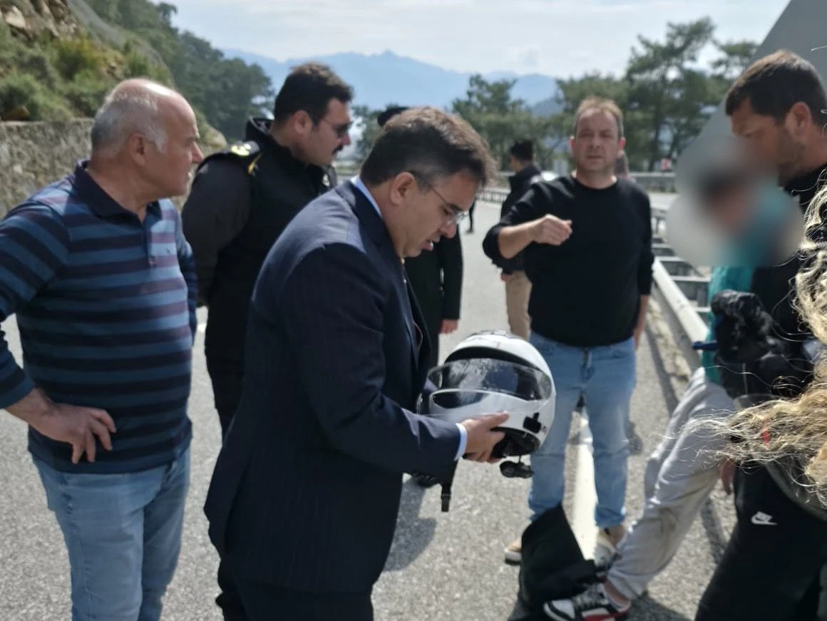 Marmaris &ccedil;ıkışındaki motosiklet kazasında kask hayat kurtardı