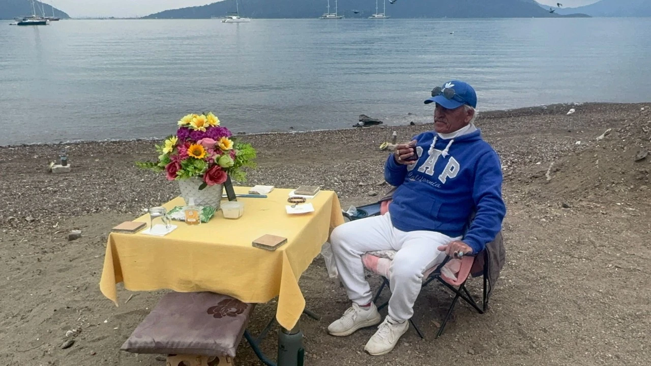 Marmaris halk plajının simgesi haline gelen &ccedil;i&ccedil;ekli masa