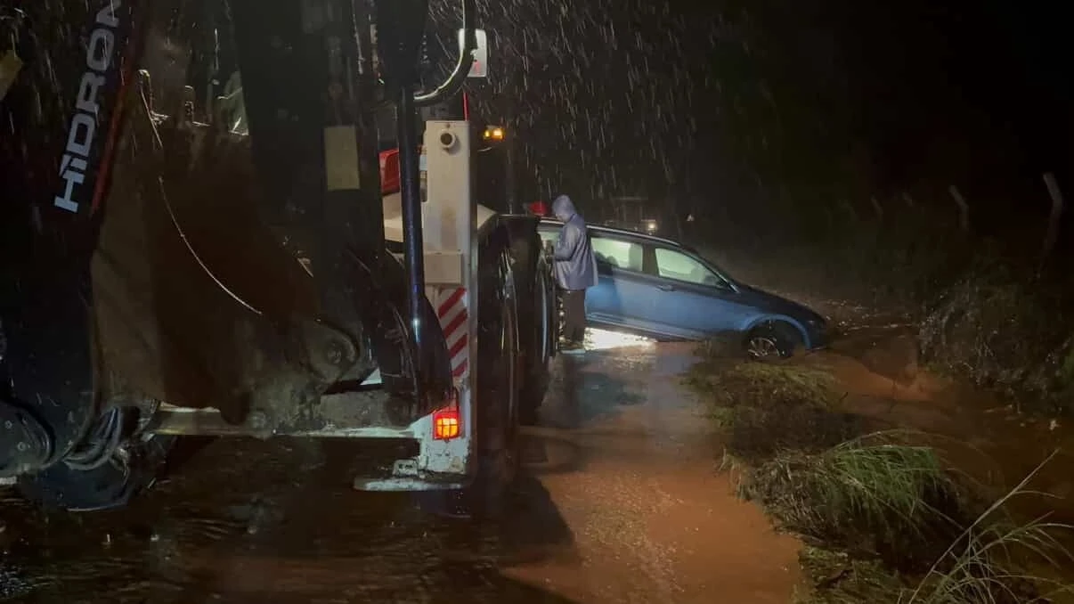 Marmaris&rsquo;i sağanak yağış vurdu, ara&ccedil;lar suda mahsur kaldı
