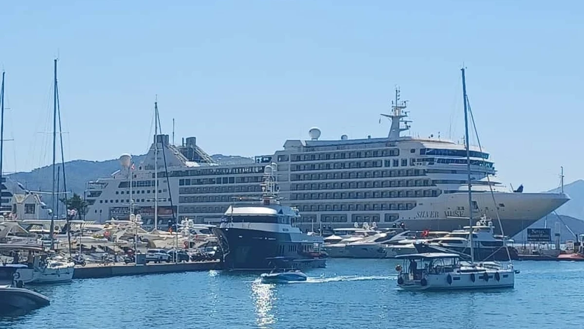 Marmaris'e İki Dev Kruvaziyer Gemi Birden Yanaştı