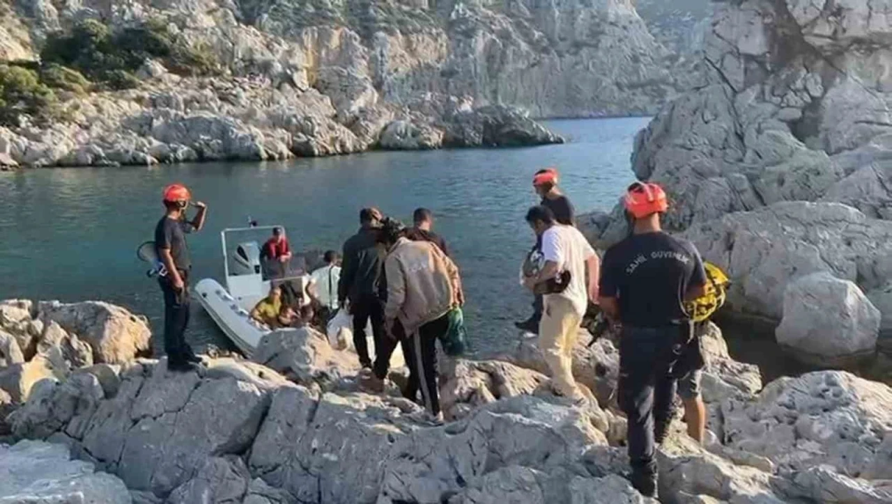 Marmaris’te 15 düzensiz göçmen ve bir göçmen kaçakçısı yakalandı
