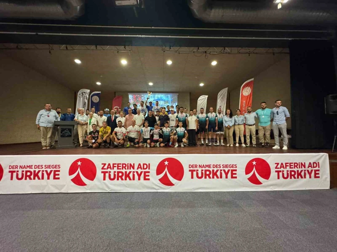 Marmaris&rsquo;te 15 Temmuz Şehitleri Anma Programı bisiklet yarışı kazananları &ouml;d&uuml;llerini aldı

