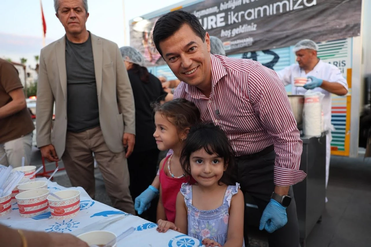 Marmaris'te 2 Bin Kişilik B&uuml;y&uuml;k Aşure İkramı