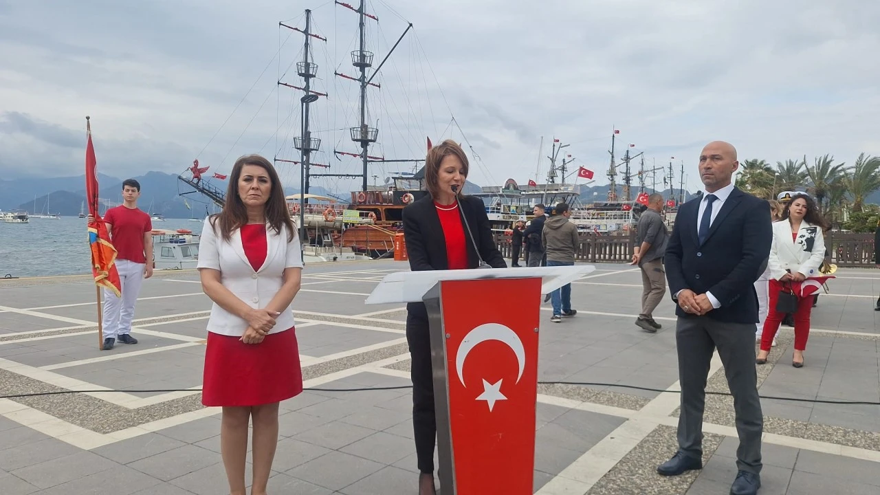 Marmaris&rsquo;te 23 Nisan kutlamaları &ccedil;elenk sunma t&ouml;reni ile başladı