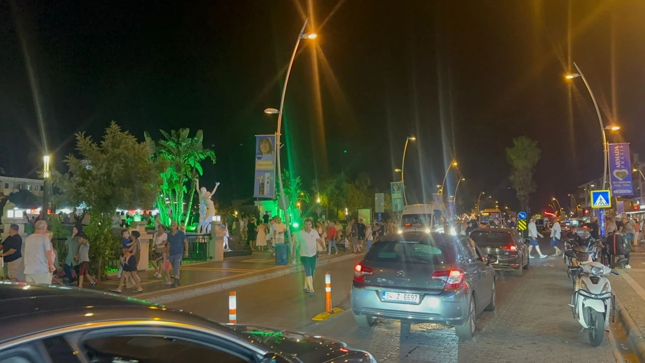 MARMARİS’TE AKŞAM YOĞUNLUĞU