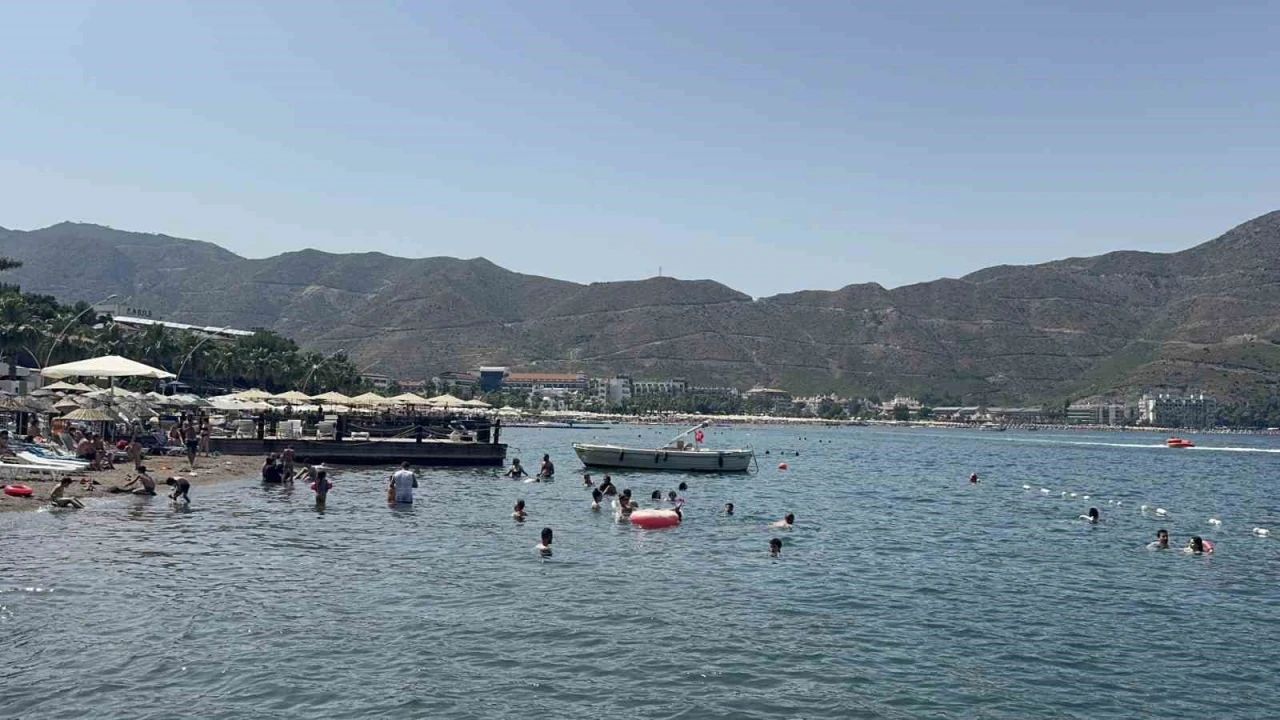 Marmaris’te bayram sıcaklığı: Tatilciler sahillere akın etti

