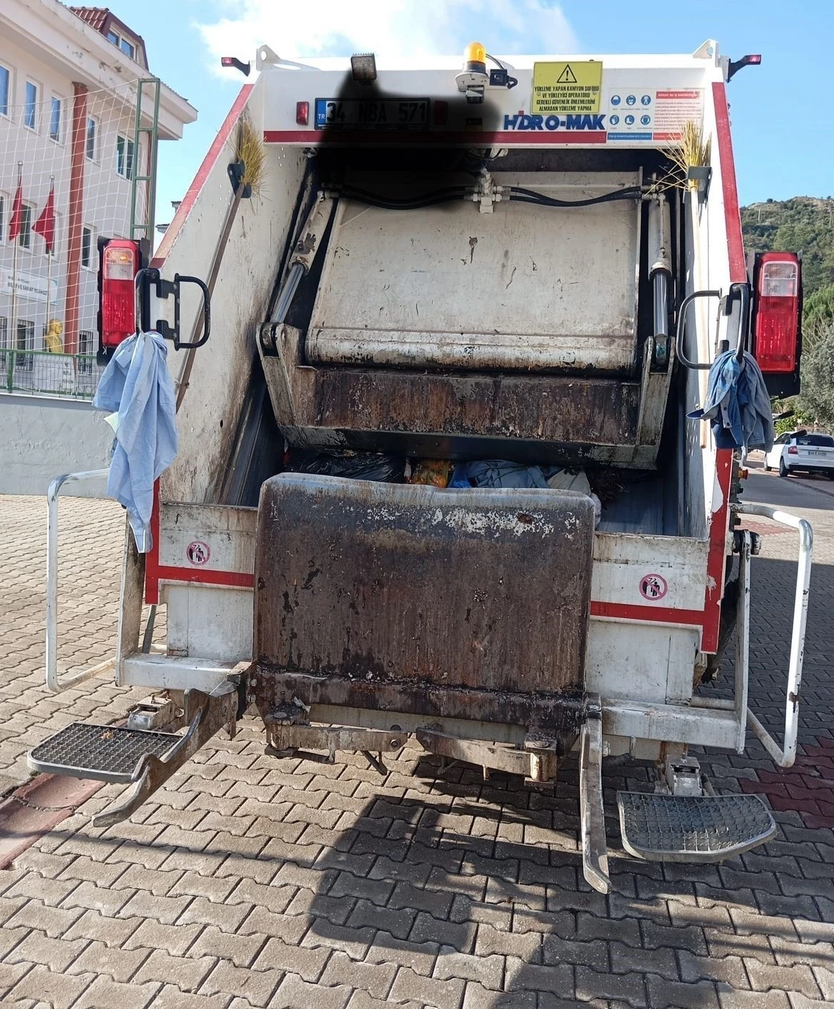 Marmaris&rsquo;te Belediyesi &ccedil;&ouml;p kamyonunun &ccedil;arptığı kadın &ouml;ld&uuml;
