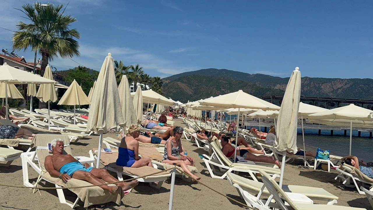 Marmaris’te denizin keyfini turistler çıkarıyor