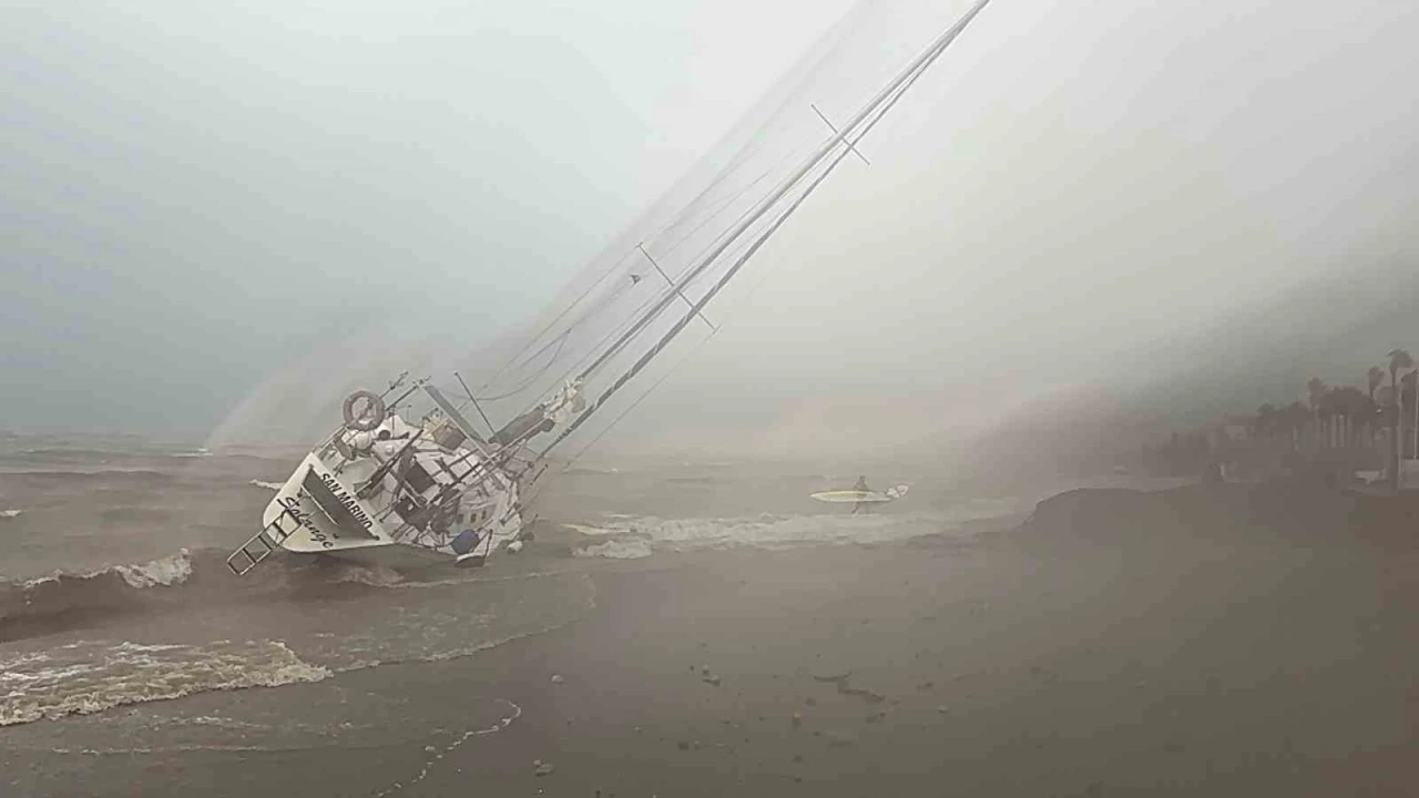 MARMARİS'TE ŞİDDETLİ FIRTINA ÜÇ YELKENLİYİ KARAYA SÜRÜKLEDİ