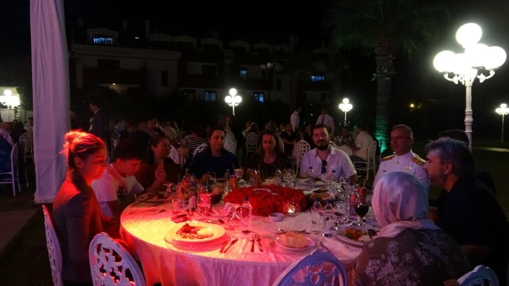 Marmaris'te gaziler ve şehit yakınları için yemek düzenlendi