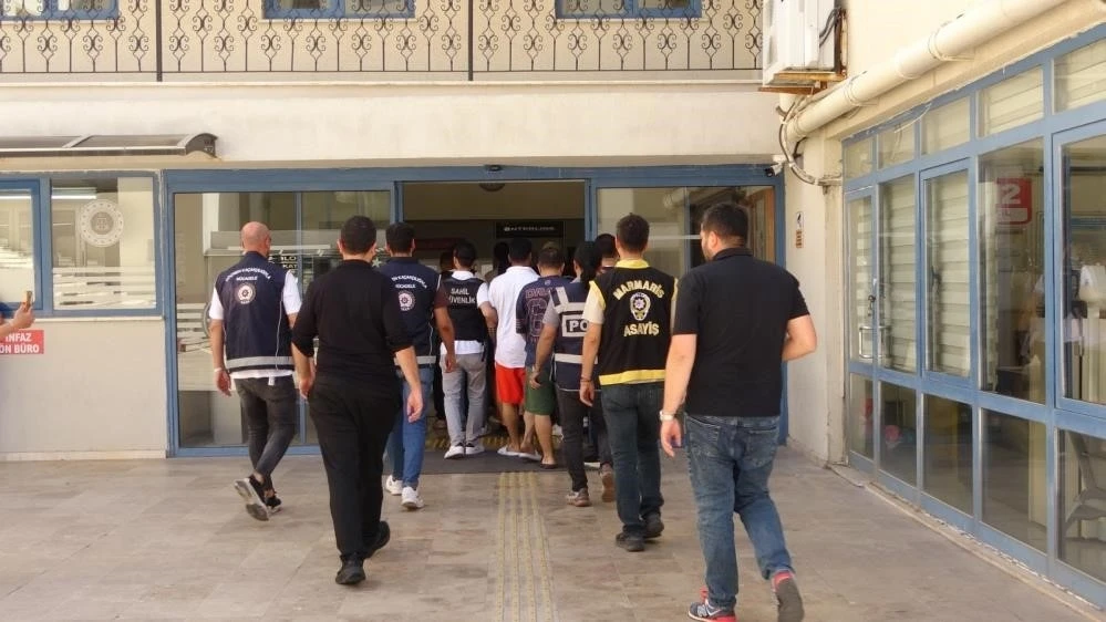 Marmaris&rsquo;te g&ouml;&ccedil;men ka&ccedil;ak&ccedil;ılığı operasyonunda yakalanan 7 ş&uuml;pheli tutuklandı
