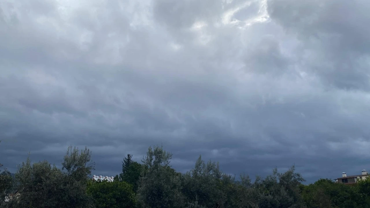 MARMARİS&rsquo;TE HAVA BİR G&Uuml;NEŞLİ, BİR SAĞANAK