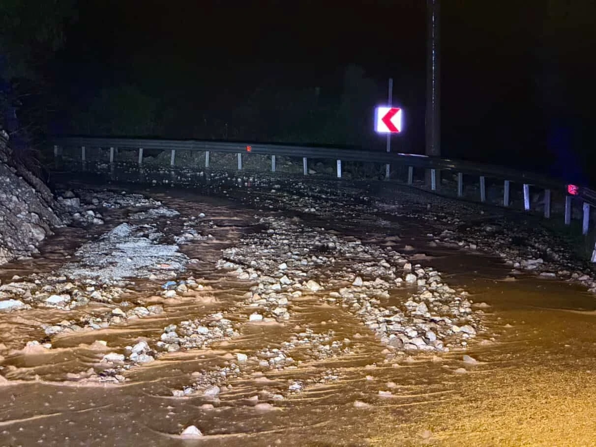 Marmaris&rsquo;te sağanak yağış etkili oldu, yollar dereye d&ouml;nd&uuml;
