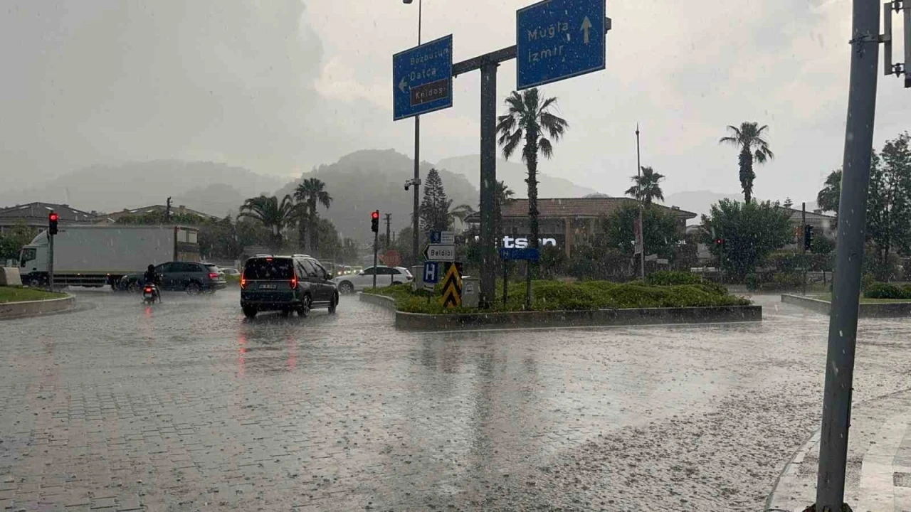 Marmaris&rsquo;te sağanak yağış hayatı olumsuz etkiledi
