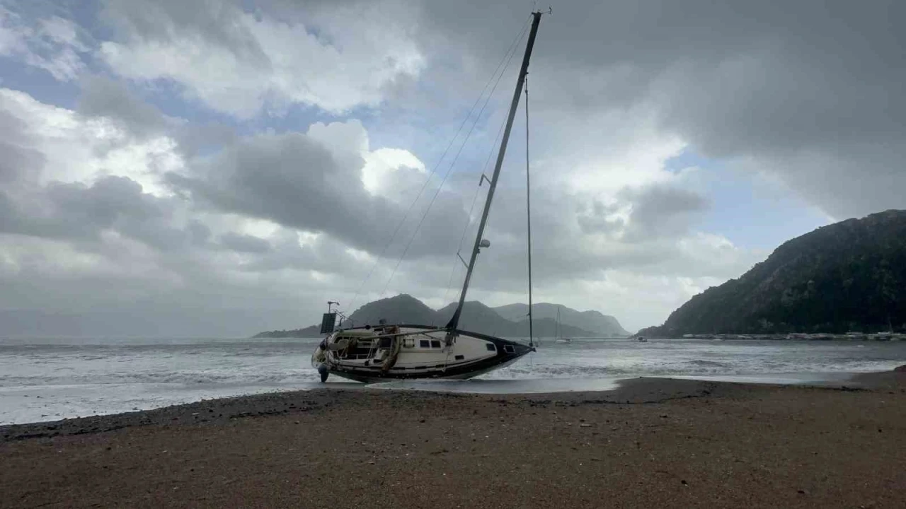 Marmaris&rsquo;te şiddetli fırtına ve sağanak yağış etkili oluyor
