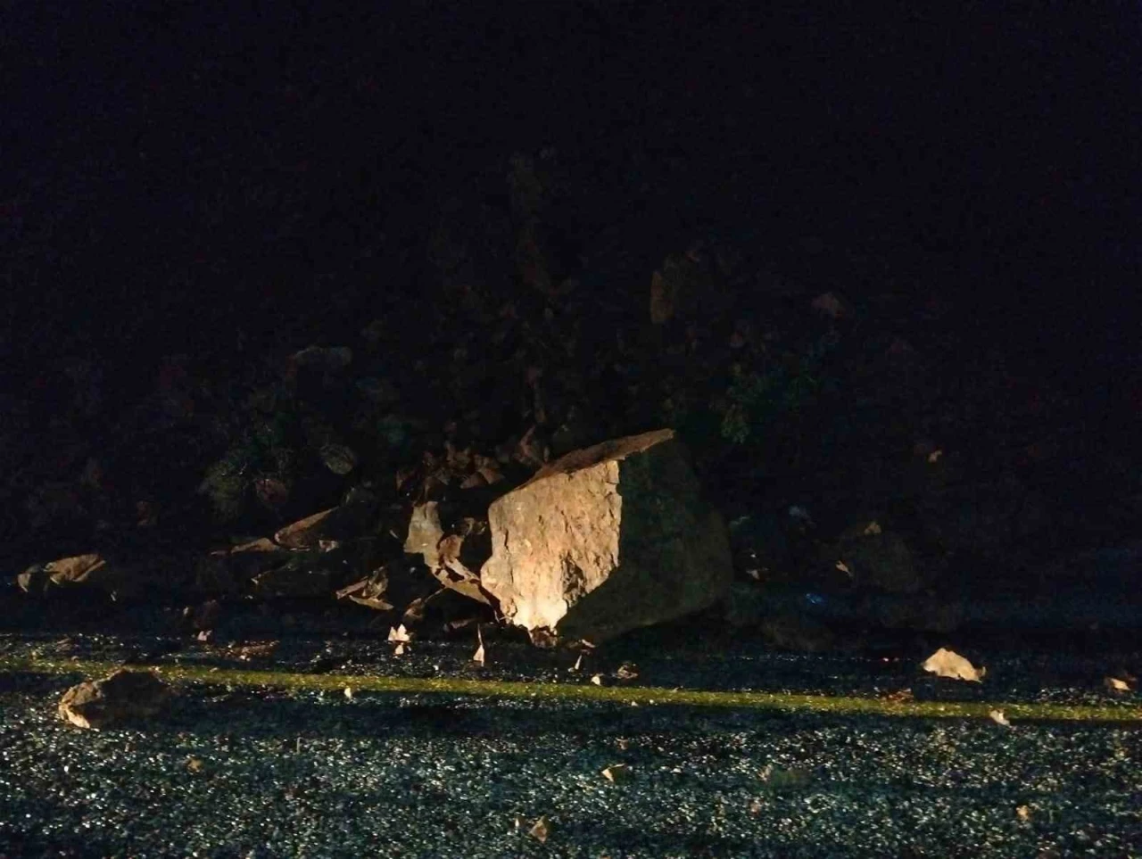 Marmaris&rsquo;te toprak kayması nedeniyle yol trafiğe kapatıldı
