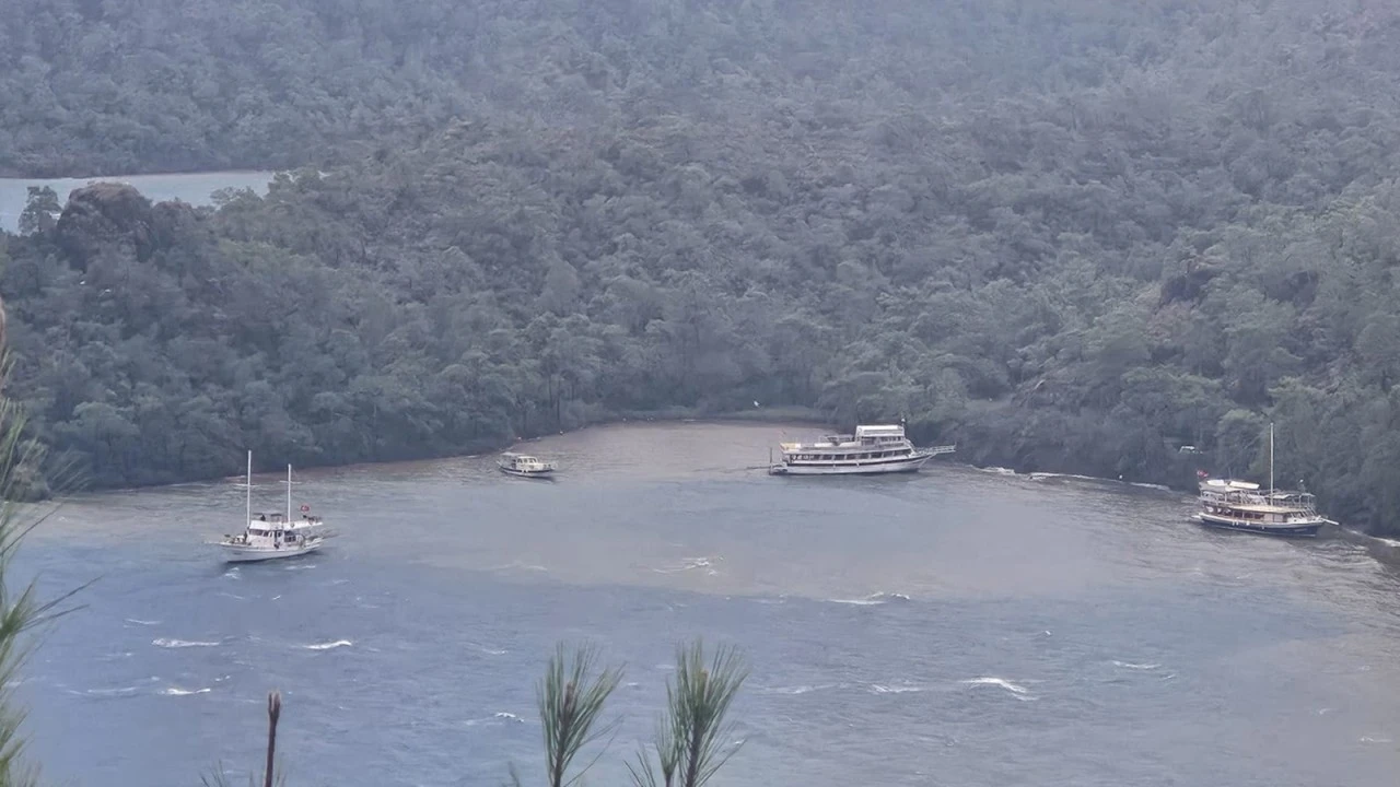 MARMARİS’TE ÜÇ GEZİ TEKNESİ KARAYA OTURDU