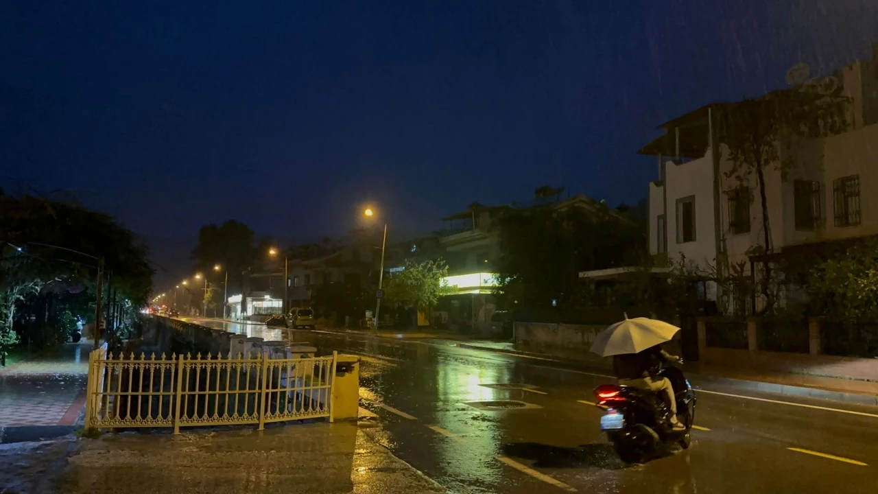 Marmaris&rsquo;te yağışlar etkisini s&uuml;rd&uuml;r&uuml;yor