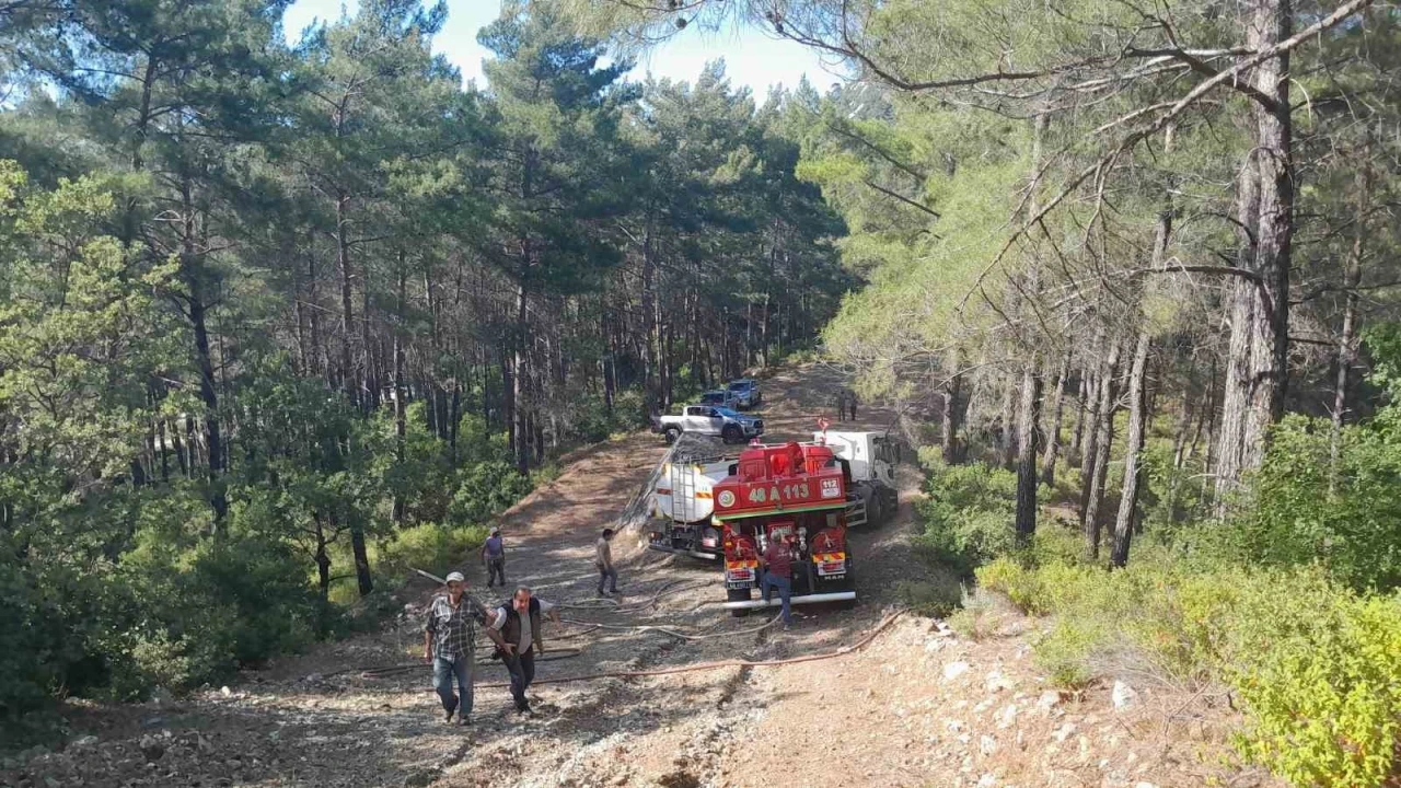 Marmaris yangınına 13 helikopter, 2 uçak, 20 arazözle müdahale sürüyor
